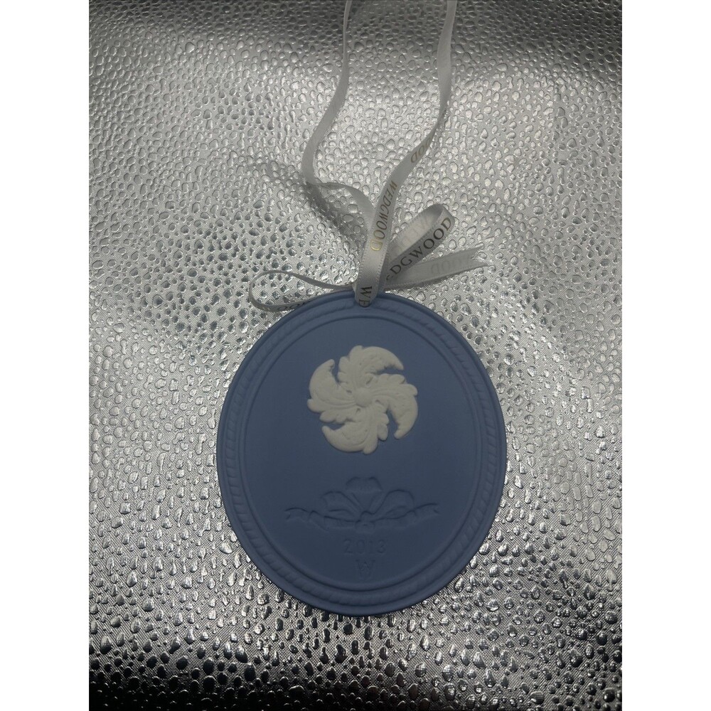 Wedgwood Blue Jasperware 2013 Annual Christmas Tree Muse Ornament Boxed - Picture 2 of 4